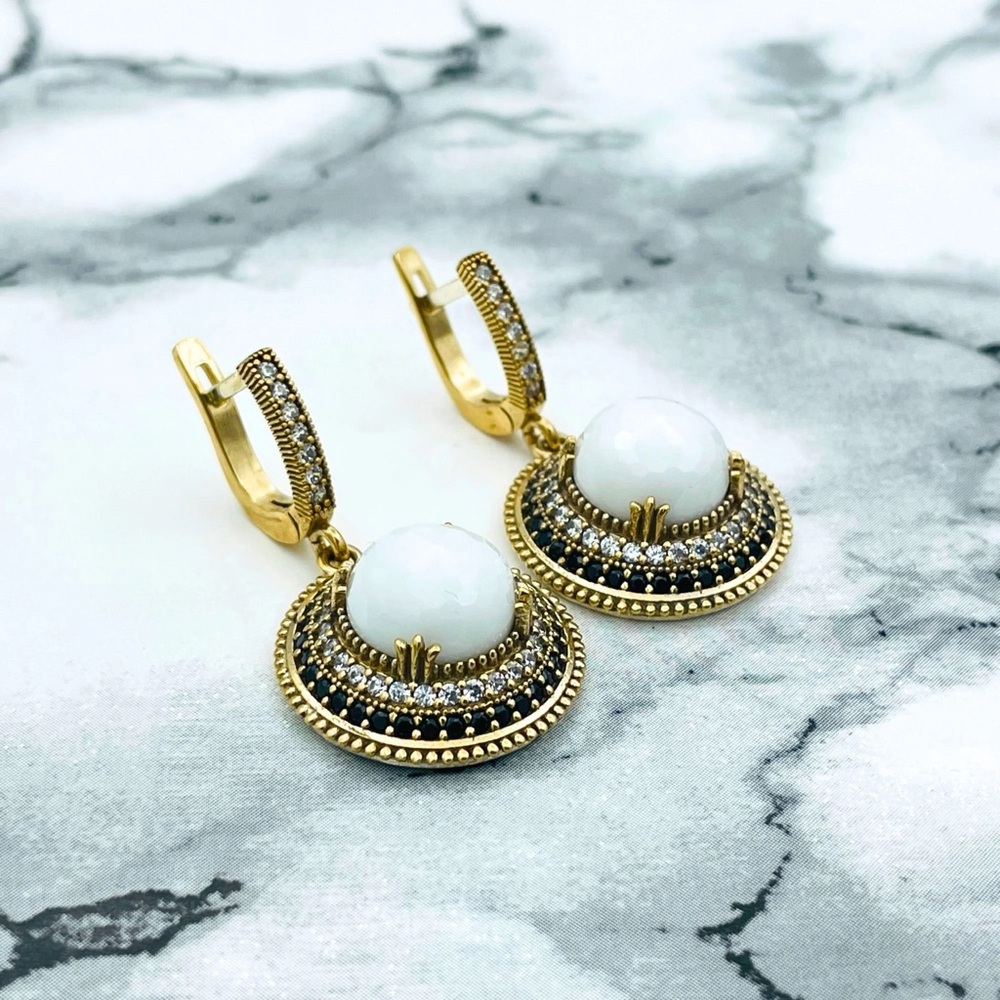 Elegant Gold and White Jewelry Set - Picture 3 of 6